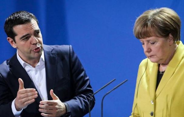 El exprimer ministro heleno, Alexis Tsipras, con la canciller alemana, Angela Merkel (archivo).