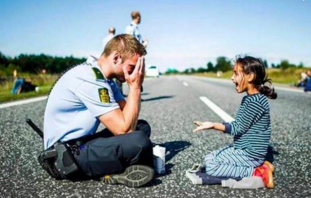 Policía juega con una niña