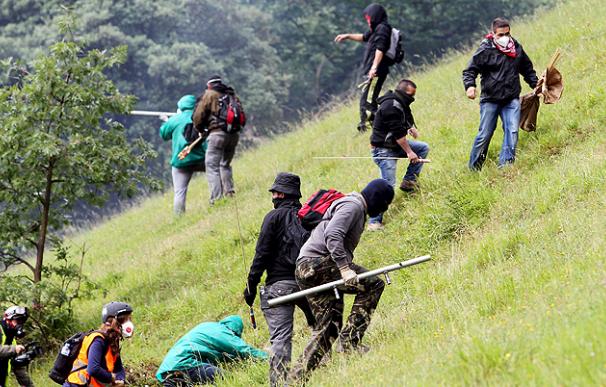 Los mineros asturianos usan 'bazucas' caseros contra la Guardia Civil