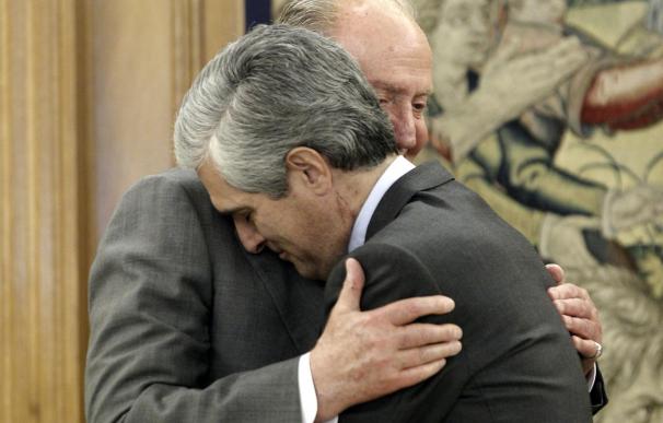 Don Juan Carlos rinde homenaje a Suárez al recibir a su hijo en la Zarzuela