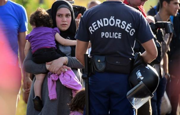 Hungría cierra su paso fronterizo con Serbia y no deja pasar a refugiados