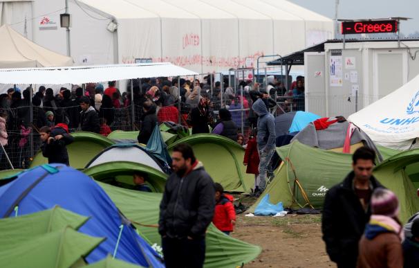 Migrants wait to cross the Greek-F.Y.R. of Macedon