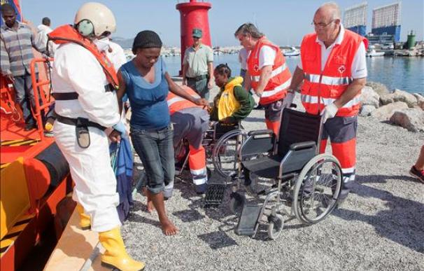 Rescatada una patera con 37 inmigrantes subsaharianos en la costa granadina