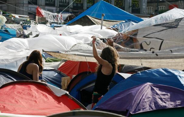 Portavoces de 144 asambleas de barrios de Madrid debaten si siguen acampados