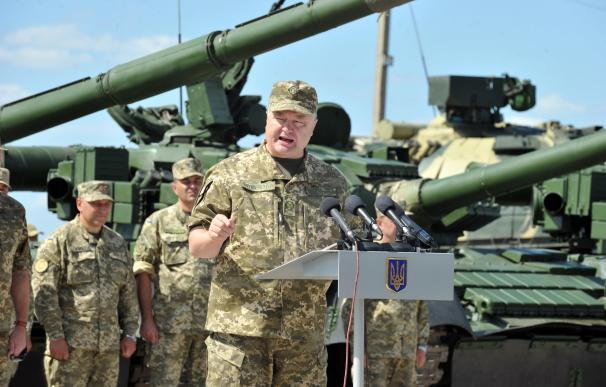 El presidente de Ucrania Petro Poroshenko vestido de militar durante un acto