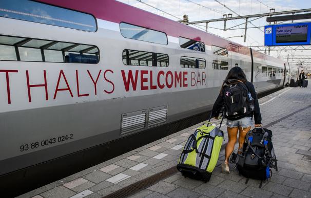 A passenger makes her way to board a Thalys train