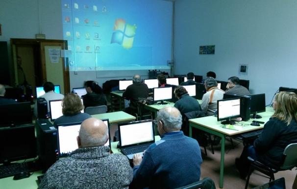 La Junta renueva el equipamiento informático de los centros de Educación Permanente
