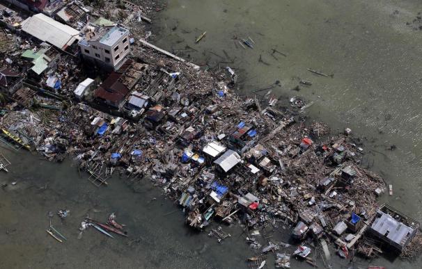 Miles de personas deambula en Tacloban en busca de ayuda