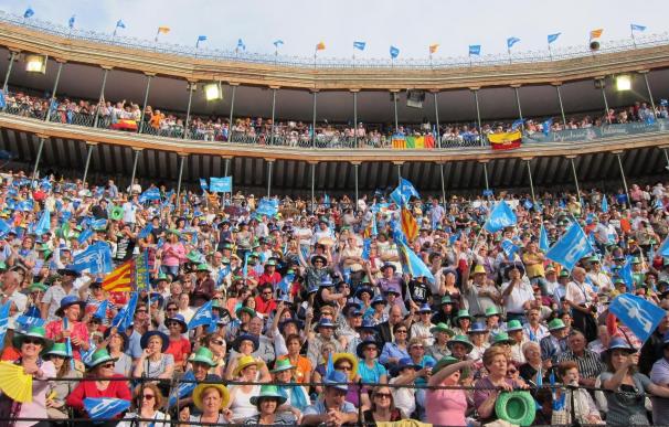 Rajoy y Camps desbordan la plaza de toros de Valencia con más de 15.000 personas