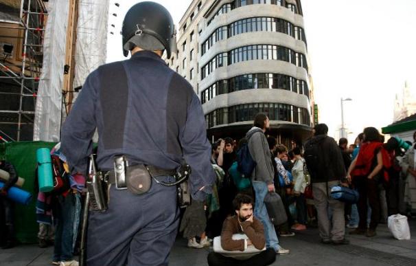 La Policía desaloja a unas 150 personas acampadas en la Puerta del Sol