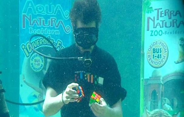 Un bilbaíno resuelve dos cubos de Rubik en 76 segundos en un estanque con seis tiburones