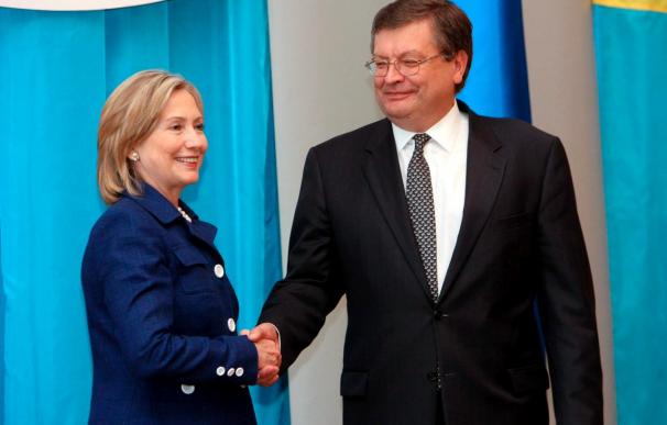 Clinton llama a Ucrania a trabajar juntos por la democracia
