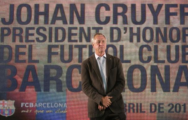 Cruyff devuelve la insignia que le acredita como presidente de Honor
