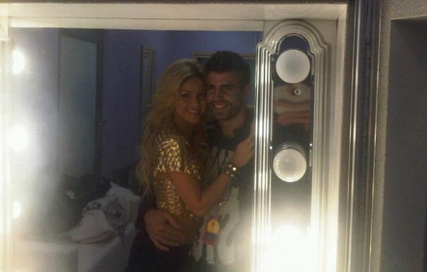 Piqué posa con su novia Shakira en Polonia