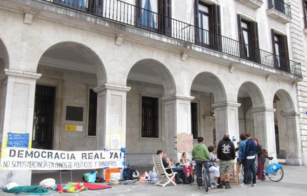 Varias personas acampan en la Plaza Porticada de Santander secundando las protestas en demanda de "democracia real"