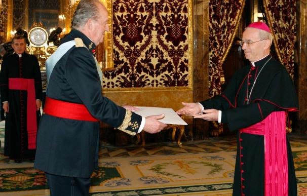 El Rey recibe al nuncio del Vaticano y a los nuevos embajadores alemán y británico