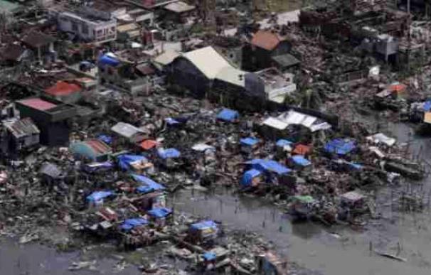 Filipinas lucha para hacer llegar ayuda a las víctimas del tifón "Haiyan"