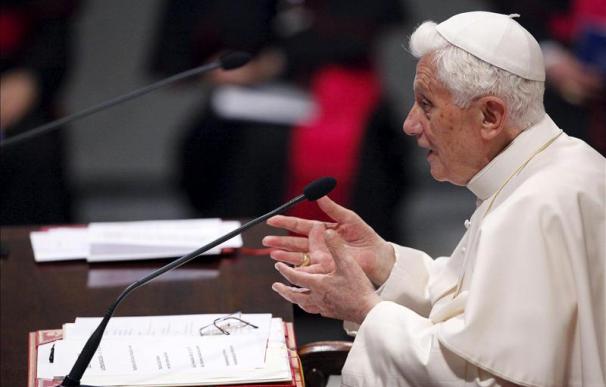 Benedicto XVI cesa al obispo argentino fotografiado con una mujer