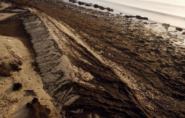 Una fuga en dos oleoductos causa un vertido de 1.500 toneladas de petróleo en China