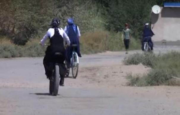 Colegialas de Tayikistán montando en bicicleta para ir a la escuela