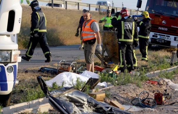 Dos muertos al caer sobre el turismo en que viajaban un camión grúa en Murcia
