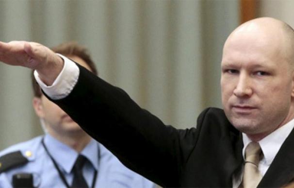 Breivik, con la cabeza rapada, hace el saludo nazi al entrar al tribunal