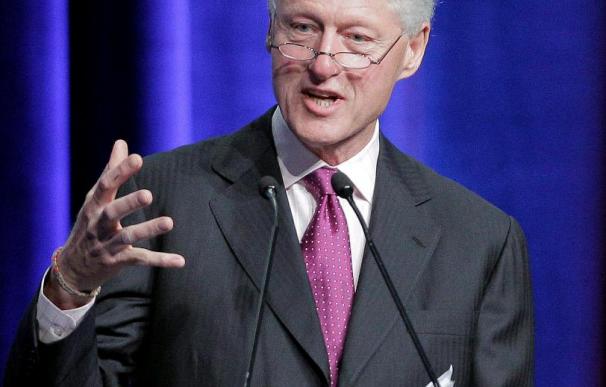 Bill Clinton pide mayor eficiencia económica en la lucha contra el sida