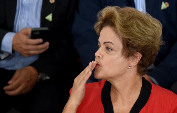La presidenta de Brasil, Dilma Rousseff, lanzando un beso