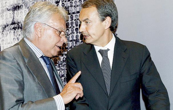 González habla con Zapatero en el homenaje al Grupo Socialista en el Congreso - EFE