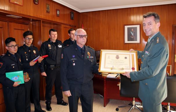 El coronel Arribas recibe el reconocimiento de la Agrupación Municipal de Protección Civil de La Nucía (Alicante)