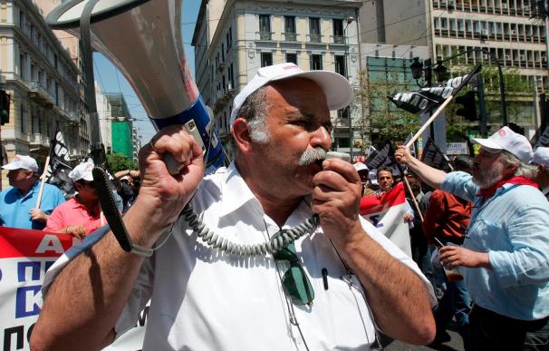 Los griegos continúan sus protestas, mientras Atenas espera el dinero del FMI