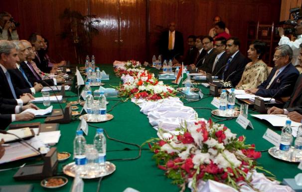 Los ministros de Exteriores de India y Pakistán se reúnen con vistas a reanudar el diálogo