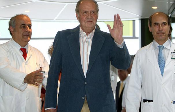 El Rey alaba la sanidad pública en España al abandonar el hospital Clínic
