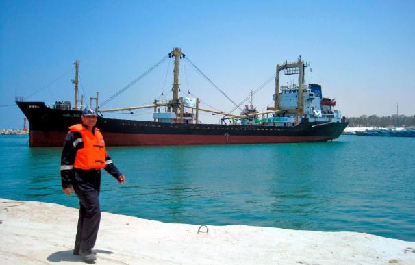 El barco con ayuda libia para Gaza comienza a descargar en el puerto egipcio de Al Arish