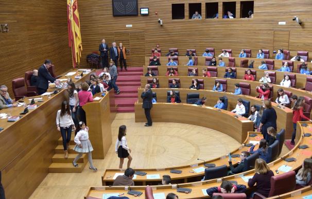 Un total de 106 niños de Alicante, Chilches y Alberic reflexionan en las Corts sobre la audacia y la prudencia