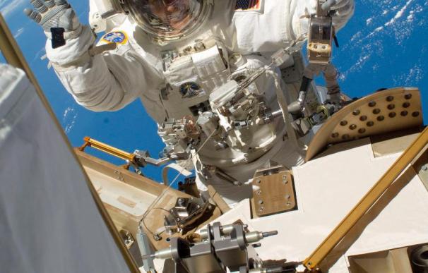 Cosmonautas acceden por primera vez a nuevo módulo científico ruso Rassvet