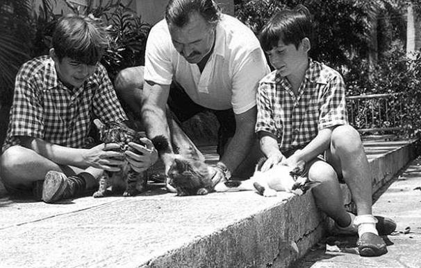 Ernest Hemingway con sus hijos en Finca Vigía, Cuba (Foto: John F. Kennedy Presidential Library USA)