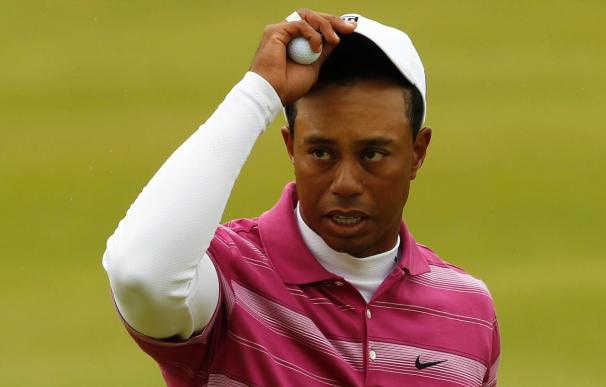 Tiger Woods comienza con cinco bajo par, Rory McIlroy iguala la mejor ronda del campeonato