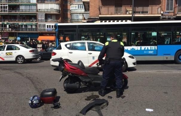 Herido crítico un motorista al chocar con una furgoneta en el Paseo de Extremadura