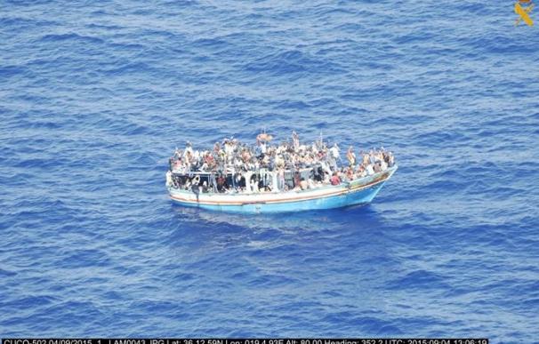La Guardia Civil localiza una embarcación con 400 inmigrantes en aguas del sureste de Sicilia