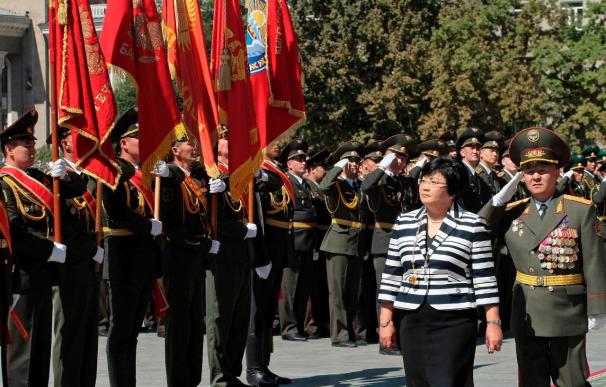 Otunbáyeva pide apoyo popular al asumir la Presidencia de Kirguizistán