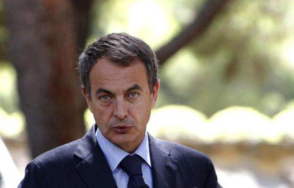 Zapatero pide a los controladores que sean responsables y no hagan huelga