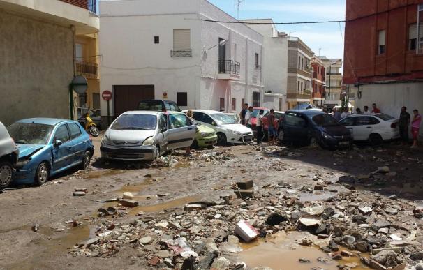 La tromba de agua anegó medio centenar de viviendas y la riada arrastró unos 200 vehículos en Adra