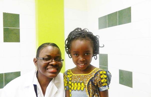 La doctora congoleña Celine Tendobi, galardonada con el premio Harambee 2013