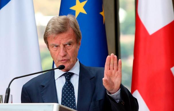Kouchner pensó en dimitir pero no lo hizo porque sería "desertar"