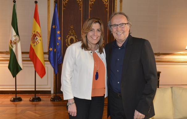 Susana Díaz recibe a Joan Manuel Serrat, galardonado con el premio 'Demófilo'