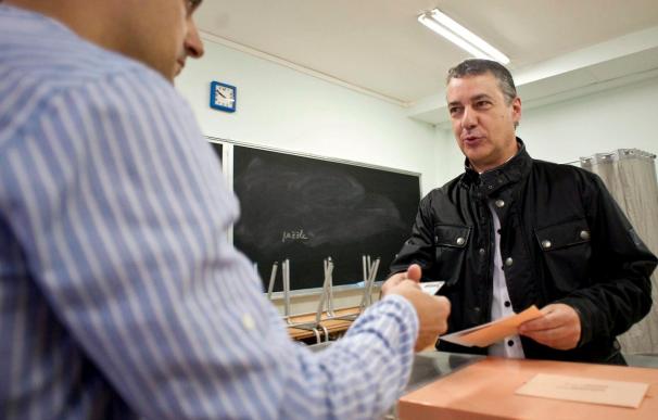 Los políticos vascos votan con normalidad y animan a la participación