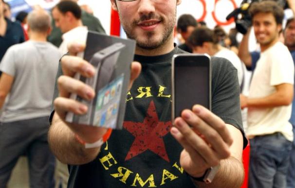 Colas en las tiendas y avisos en Twitter en la llegada del iPhone 4 a España