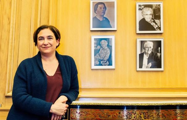 Una fotografía de María Domínguez decora el despacho de la alcaldesa de Barcelona