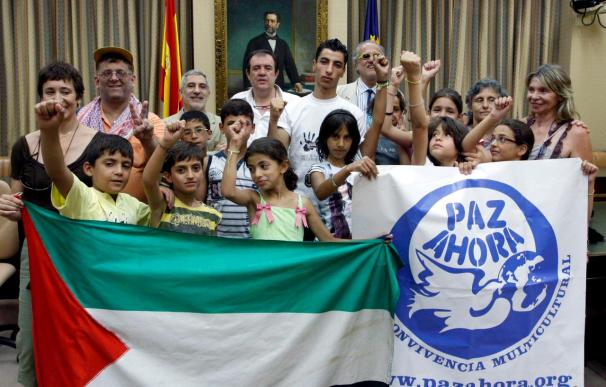 Niños de Gaza visitan el Congreso dentro de sus "Vacaciones en paz" en España
